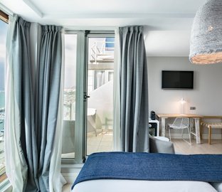 Habitación ejecutiva con terraza  Vincci Puertochico Santander