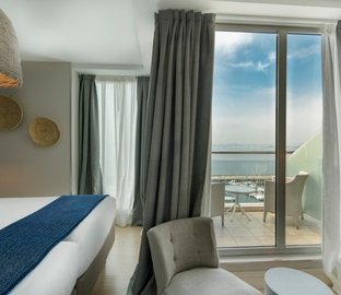 Habitación ejecutiva con terraza  Vincci Puertochico Santander